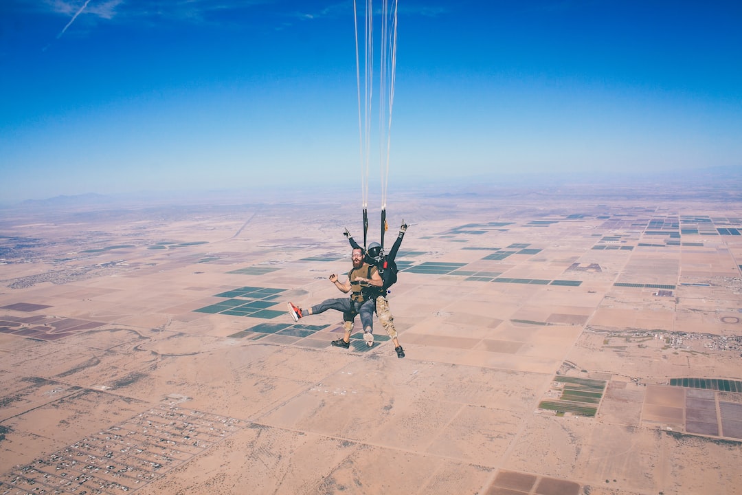 Skoki spadochronowe – dlaczego warto chociaż raz w życiu ich spróbować?